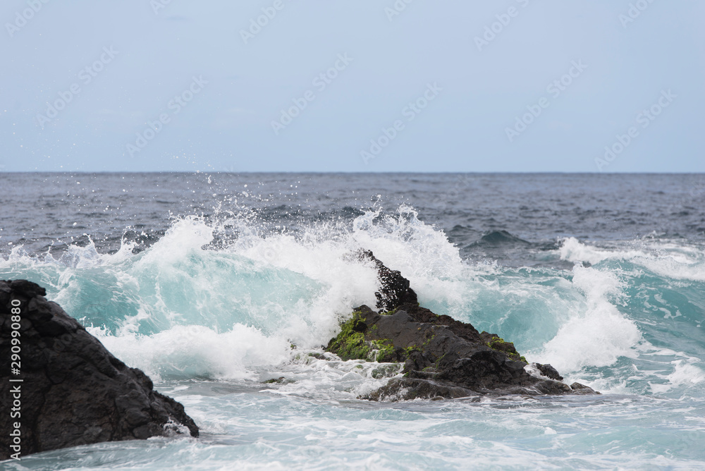 Gischt des Atlantik schlägt über Felsen