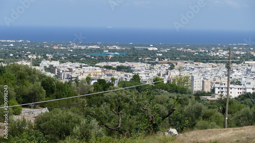 Città di Fasano vista dall'alto con il mare Adriatico all'orizzonte in una bella giornata d'estate