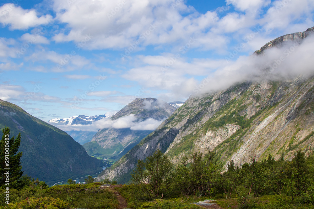 Fototapeta premium Berglandschaft, Blick über ein Tal, Gipfel