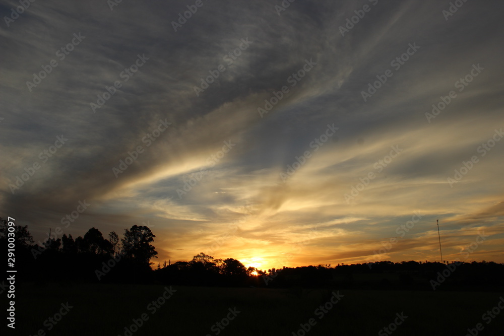 Fototapeta premium Atardecer nublado