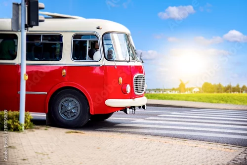 Obraz Podróż autobusem czerwony autobus w stylu retro. Turystyka autobusem na obszarach wiejskich