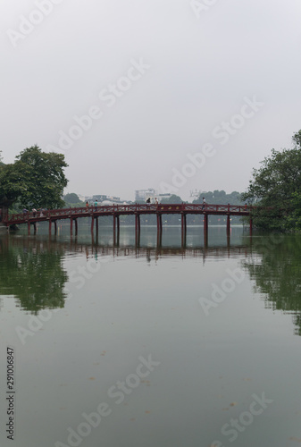 Imagen del famoso puente de Huc que cruza el lago de Hoan Kiem en Hanoi, vietnam
