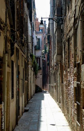 Fototapeta Naklejka Na Ścianę i Meble -  Gasse in Venedig