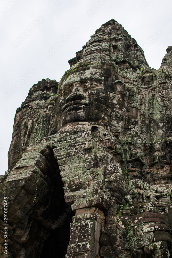 Imagen de una escultura en forma de cara en las antiguas ruinas de los templos de Angkor Thom en Camboya