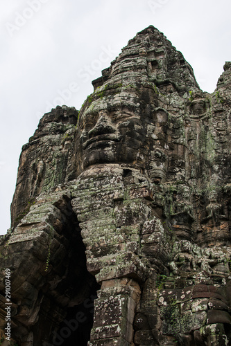 Imagen de una escultura en forma de cara en las antiguas ruinas de los templos de Angkor Thom en Camboya