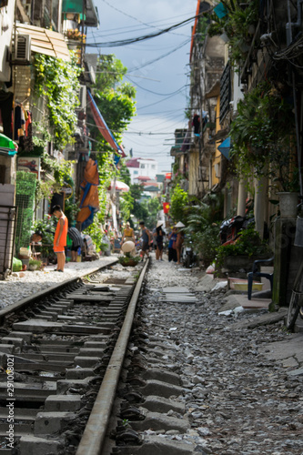 Imagen de las vías de tren que cruzan por el centro de la ciudad de Hanoi en Vietnam