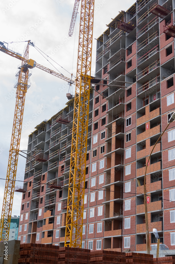 Construction of a monolithic reinforced building