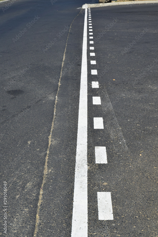 Ligne pointillée et ligne continue sur la route