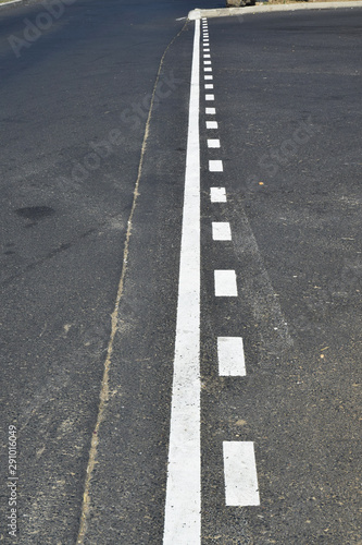 Ligne pointillée et ligne continue sur la route