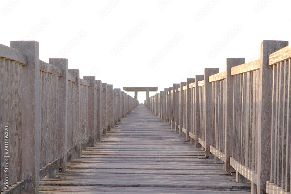 Obraz premium wooden walkway over sea to nowhere