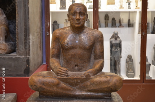 SCRIBE EN GRANITE MUSÉE DU CAIRE EGYPTE