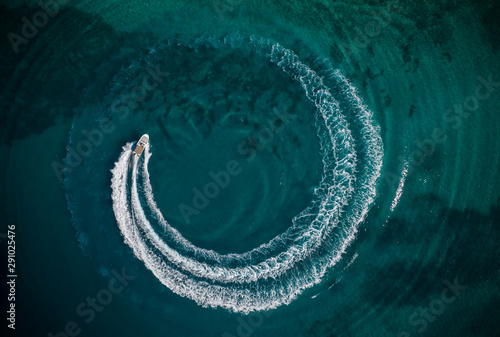 Fototapeta Aerial view of speedboat creating wheel shape