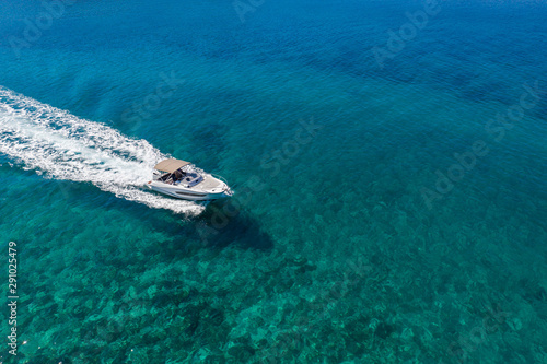 Widok z lotu ptaka prędkości motorowa łódź w płytkiej wodzie