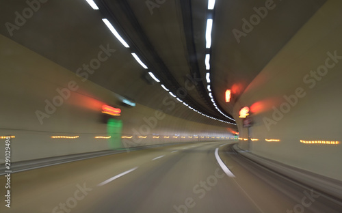 Flou de vitesse en roulant dans un tunnel