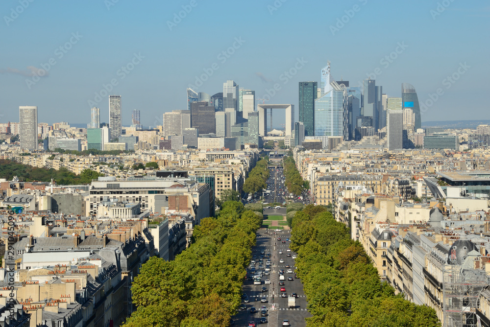 Fototapeta premium Vue sur Neuilly-sur Seine et La Défense, près de Paris. A view over Neuilly and La Défense business district, near Paris, France
