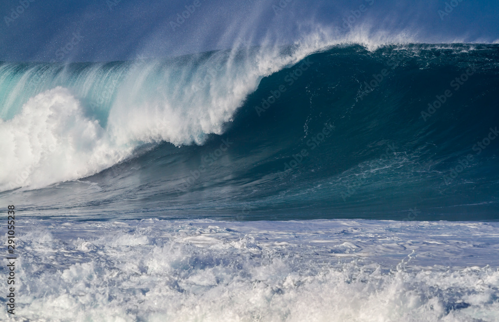 Giant breaking Ocean Wave in Hawaii Giant breaking Ocean Wave in Hawaii