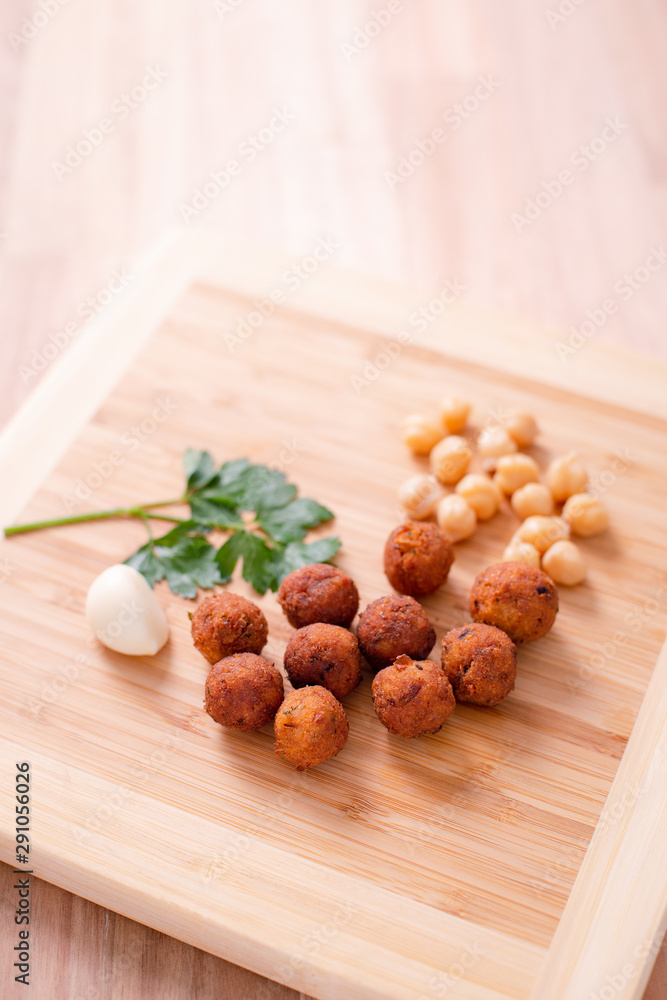 bolas de garbanzos fritas para ensalada bolas de garbanzos fritas para ensalada