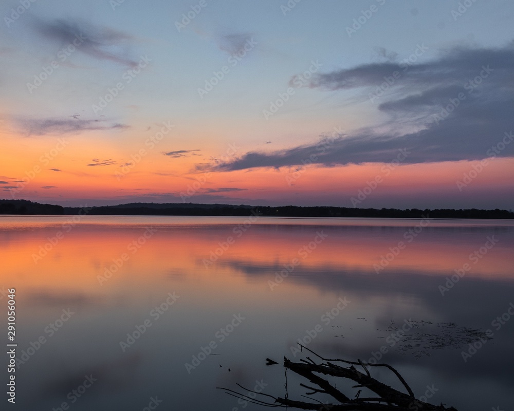 Obraz premium Sunset reflecting over lake water