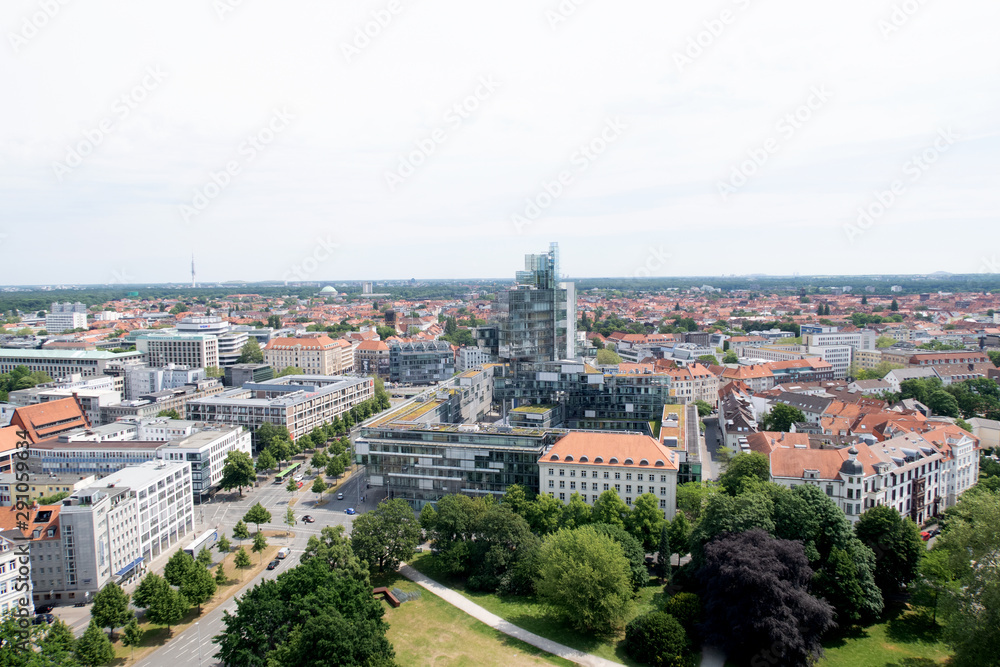 weitblick über hannover  in hannover niedersachsen deutschland fotografiert an einem sonnigen tag im sommer auf einer besichtigungstour