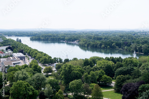 blick auf den maschsee  in hannover niedersachsen deutschland fotografiert an einem sonnigen tag im sommer auf einer besichtigungstour