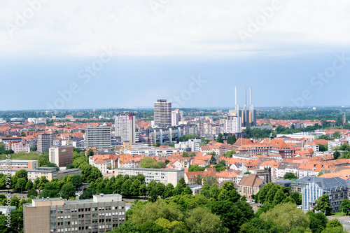 blick auf die hochhäuser in hannover niedersachsen deutschland fotografiert an einem sonnigen tag im sommer auf einer besichtigungstour