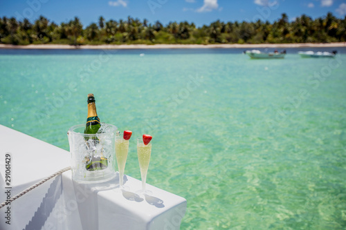 Fotografia Champagne on board a pleasure boat on the background of the blue Caribbean sea