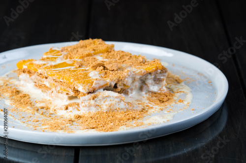 mango float, a well known easy to prepare Filipino dessert consist of cream, condensed milk, mango and graham crackers © recyap