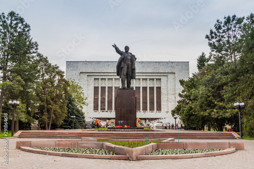Foto BISHKEK, KYRGYZSTAN - MAY 6, 2017: Vladimir Lenin Statue in Bishkek, capital of Kyrgyzstan