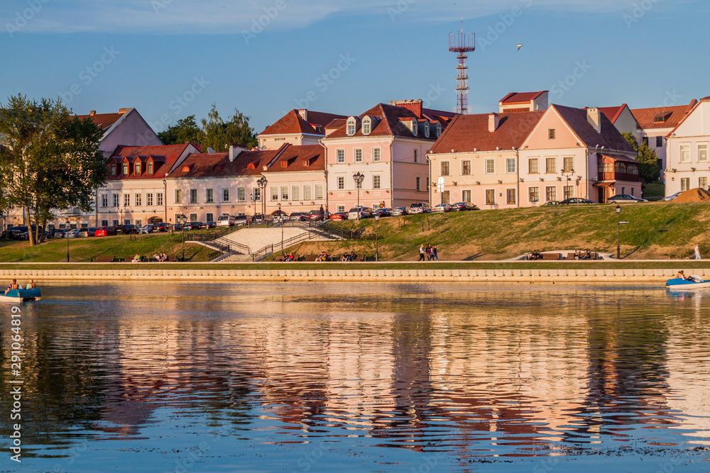 Fototapeta premium MINSK, BELARUS - JUNE 6, 2017: View of Svislach river and the Trinity Suburb in Minsk, Belarus