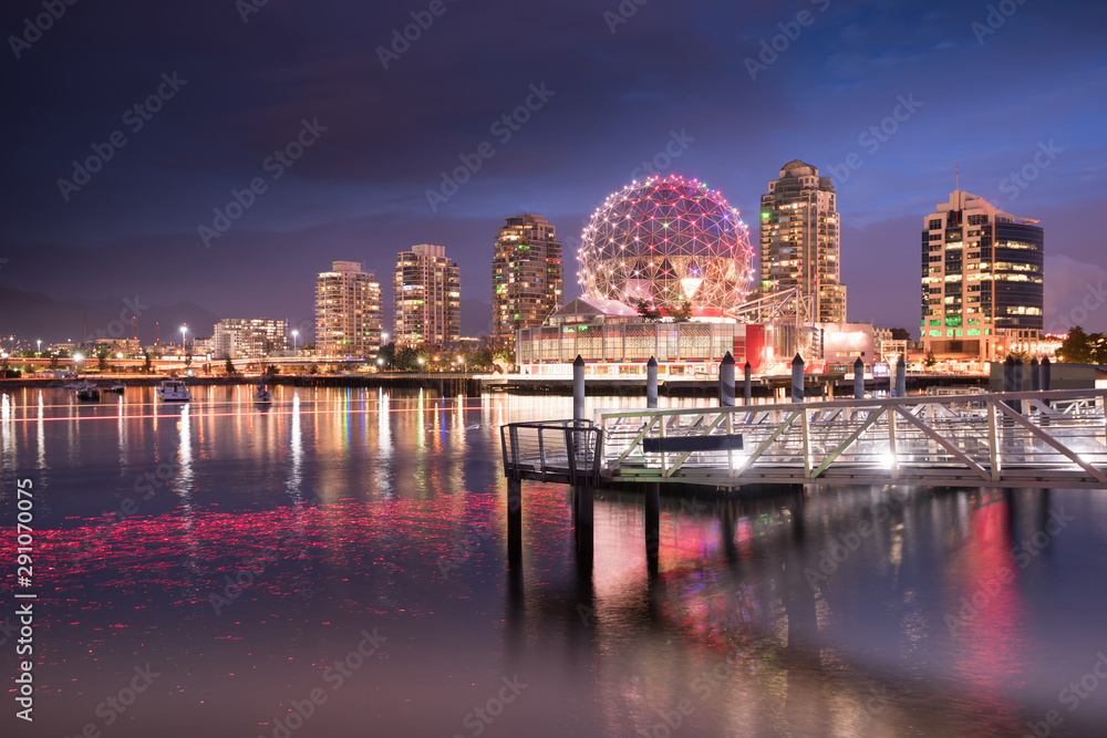 Fototapeta premium Panoramę miasta Vancouver w nocy, Kolumbia Brytyjska, Kanada