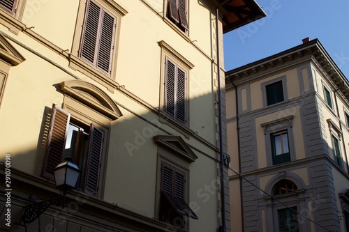 Sombra en casas con persianas cerradas en Italia 