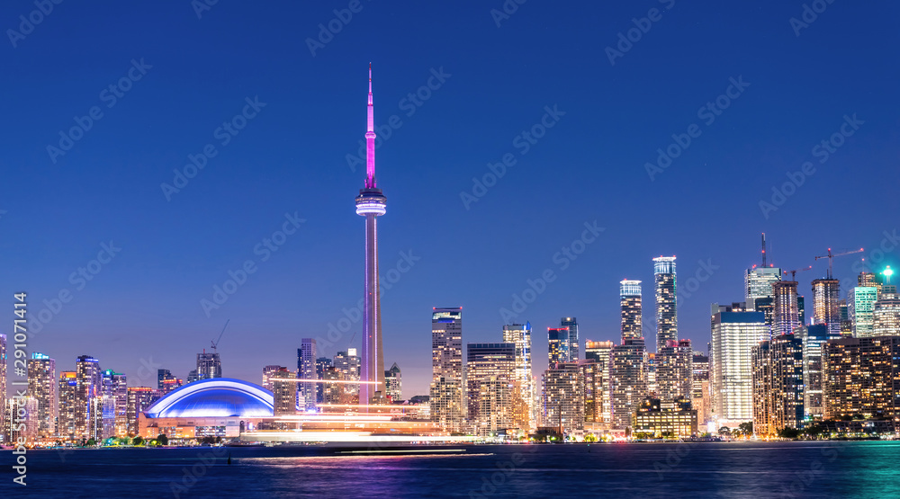 Naklejka premium Panoramę miasta Toronto w nocy, Ontario, Kanada