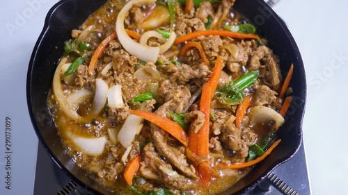 Korean food : Bulgogi is prepared with beef that has been marinated in soy sauce, honey, minced green onion, garlic, sesame seeds, and pepper, and then grilled. 