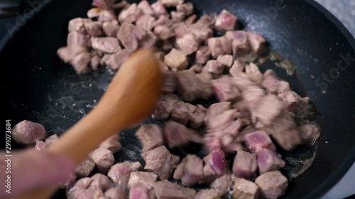 Put minced pork in a pan and stir-fry