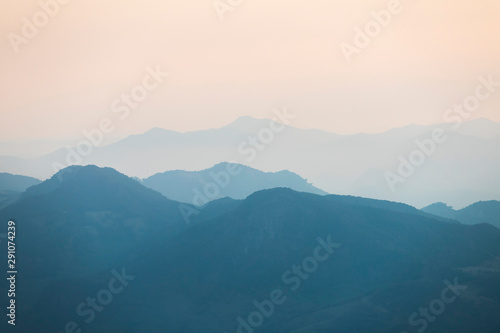 montanhas da serra © Art by Pixel
