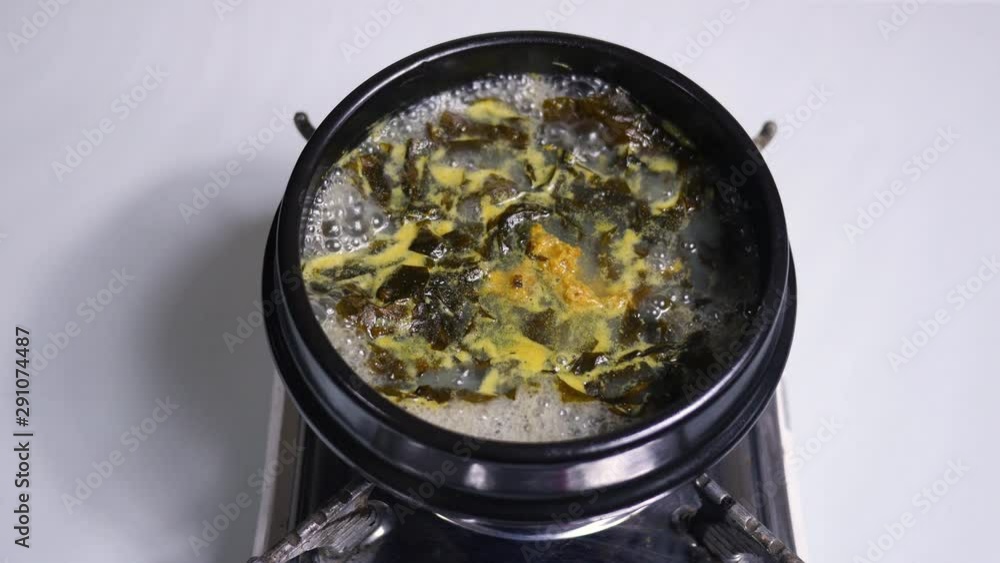 Vídeo do Stock Korean food SeonggealMiyeokguk. Seaweed soup is made by stirring seaweed with