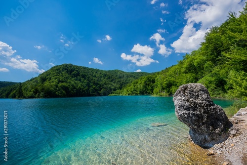 Fototapeta Naklejka Na Ścianę i Meble -  Wide angle shot of a caribbean beach under a blue sky with puffy clouds