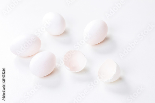 白背景に生卵が散らばっている egg