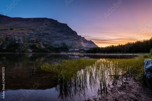 Fototapeta Naklejka Na Ścianę i Meble -  Swiftcurrent Lake at Dawn