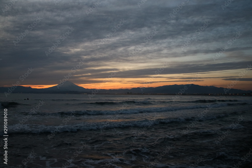 鵠沼海岸からの夕日の富士山