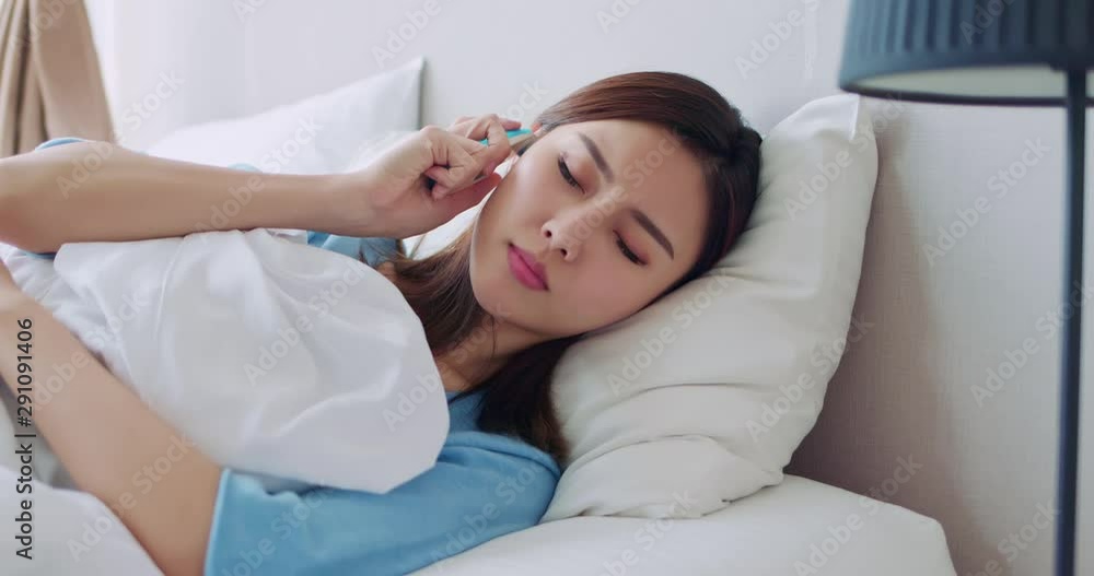 woman get fever and headache woman get fever and headache