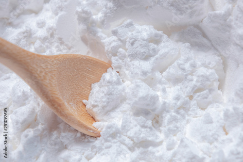 Fotografía Close-up of tapioca starch or flour powder in wooden spoon on white background