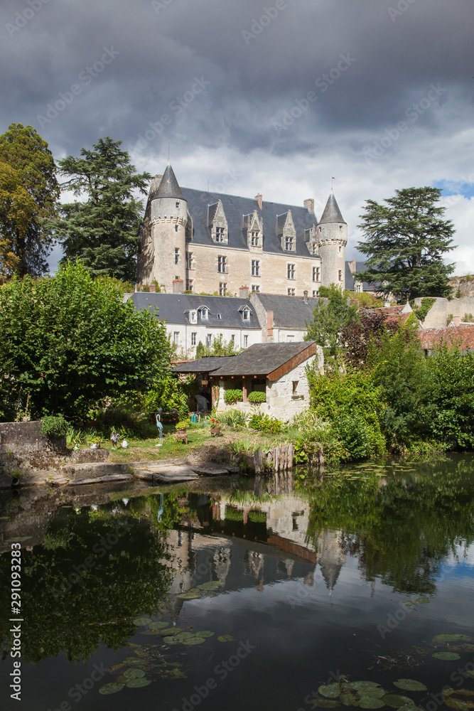 Le château de Montrésor vu des bords de l'Indrois