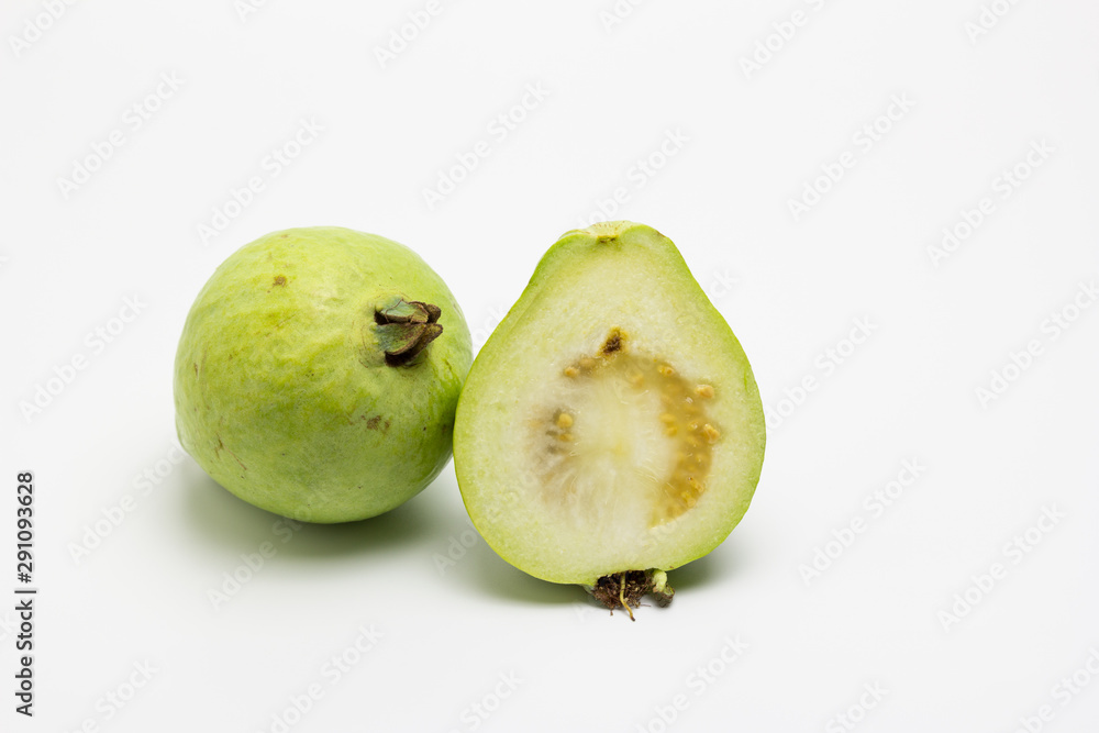 Guayaba de pulpa blanca partida sobre fondo blanco Guayaba de pulpa blanca partida sobre fondo blanco
