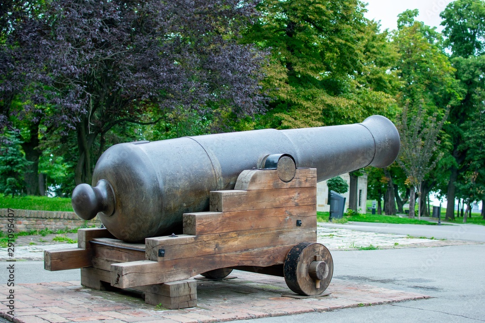 An old big cannon placed outside of a touristic attraction.