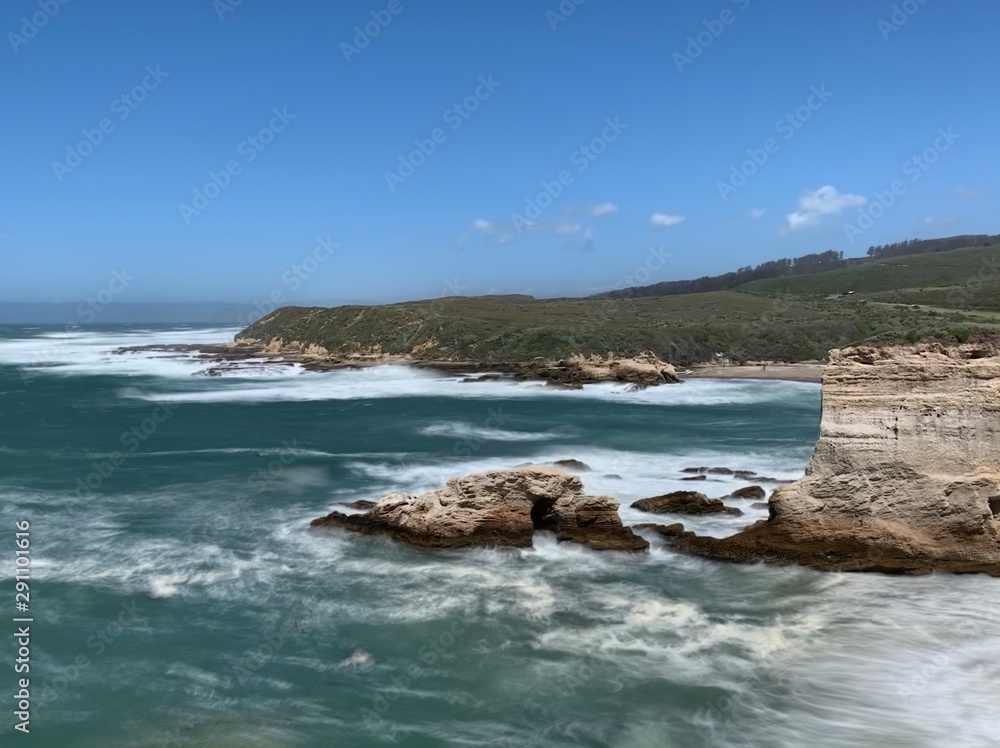 Fototapeta premium Exposure of Coon Creek beach in Montana De Oro State Park, CA, USA