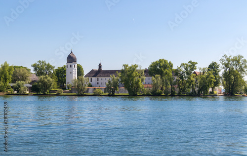 Kloster Abtei auf Frauenchiemsee Tele von Westen
