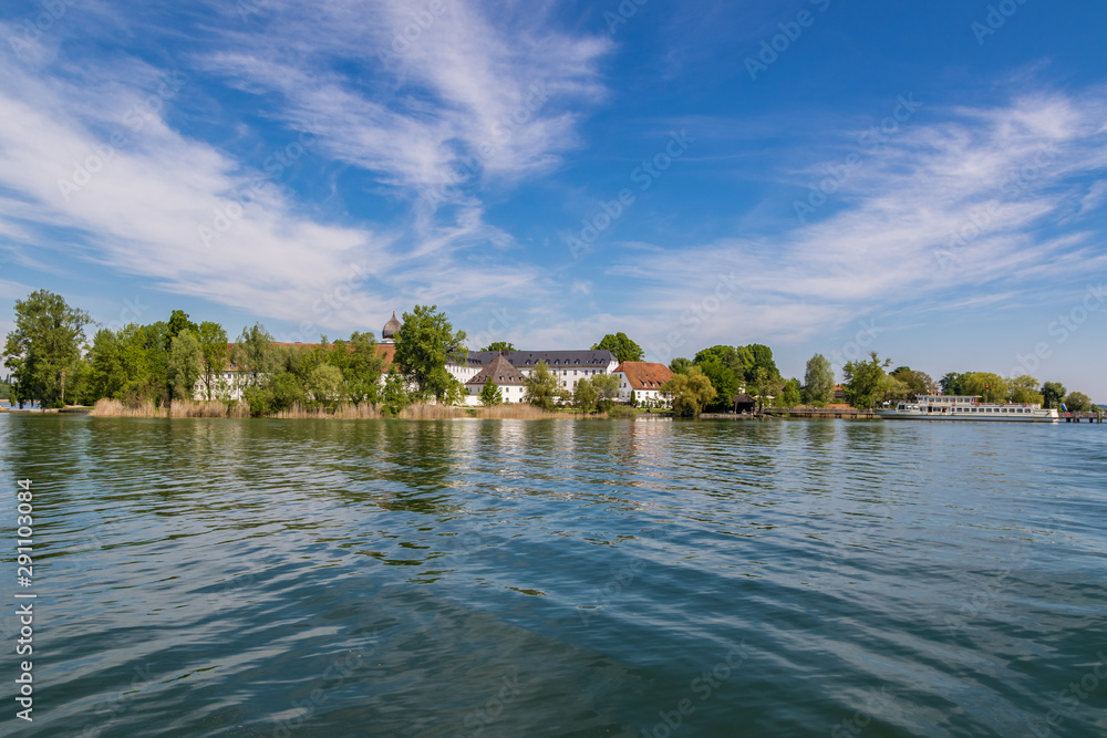 Obraz premium Frauenchiemsee mit Kloster vom Wasser aus