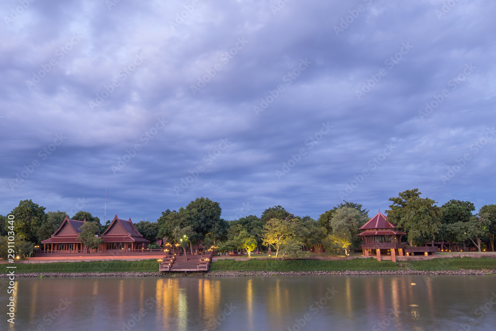 Obraz premium Wat Chai Watthanaram - Beautiful Buddhist temple at night.