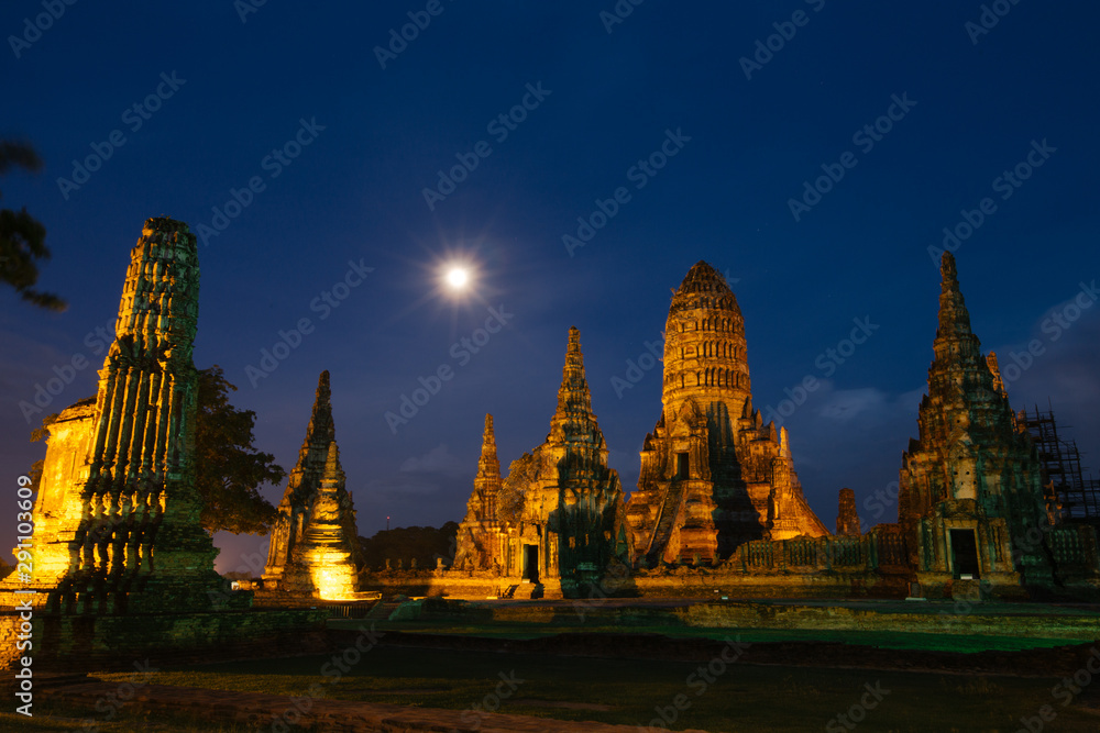Fototapeta premium Wat Chai Watthanaram - Beautiful Buddhist temple at night.